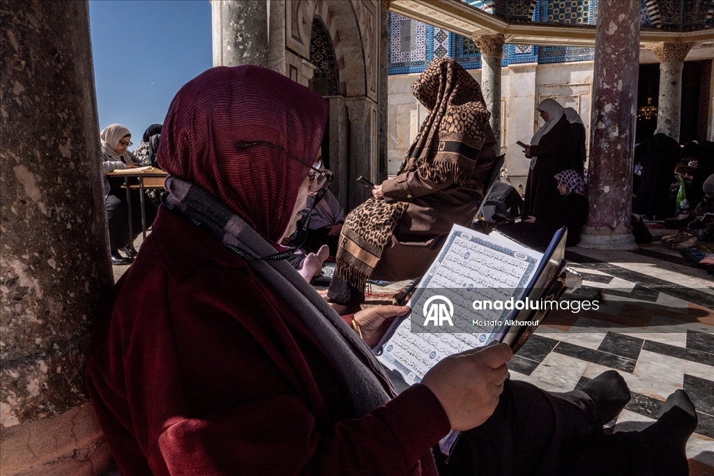 Filistinliler ramazan ayının ilk cuması için Mescid-i Aksa'ya akın etti