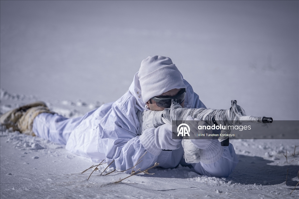 Özel harekat polisleri çetin kış şartlarında operasyon ve arama kurtarma görevlerine hazır