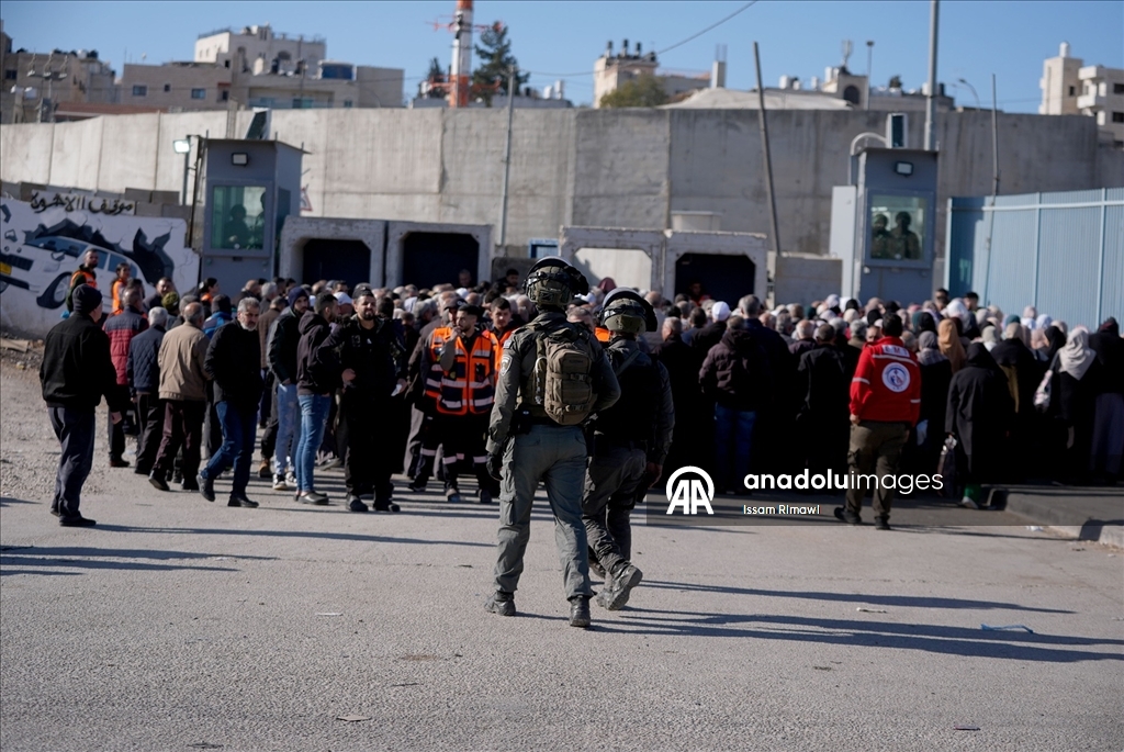İsrail, ramazanın ilk cumasında izinleri olmasına rağmen Batı Şeria'daki Filistinlilerin Kudüs'e girişini engelledi