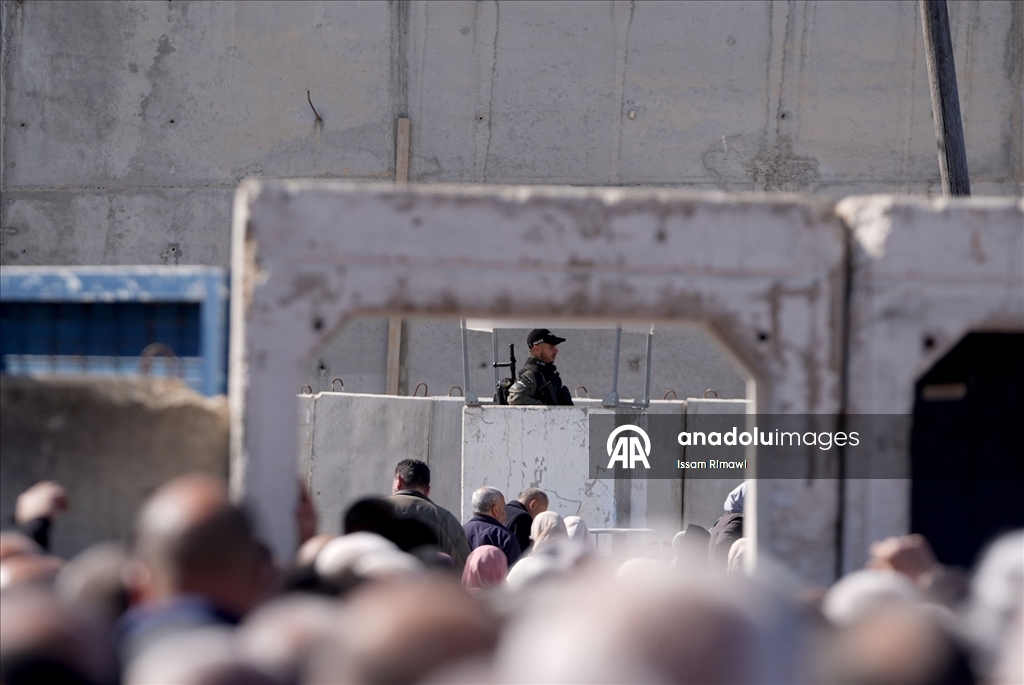 İsrail, ramazanın ilk cumasında izinleri olmasına rağmen Batı Şeria'daki Filistinlilerin Kudüs'e girişini engelledi