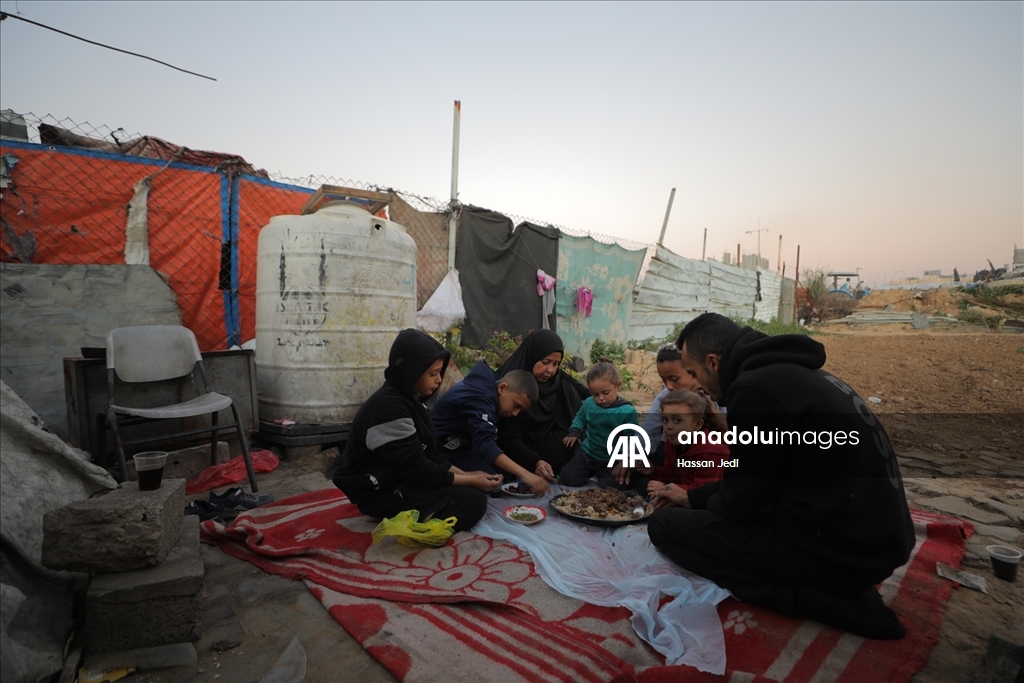 Gazzeli aile, iftarını yıkılan evinin enkazında yaptı
