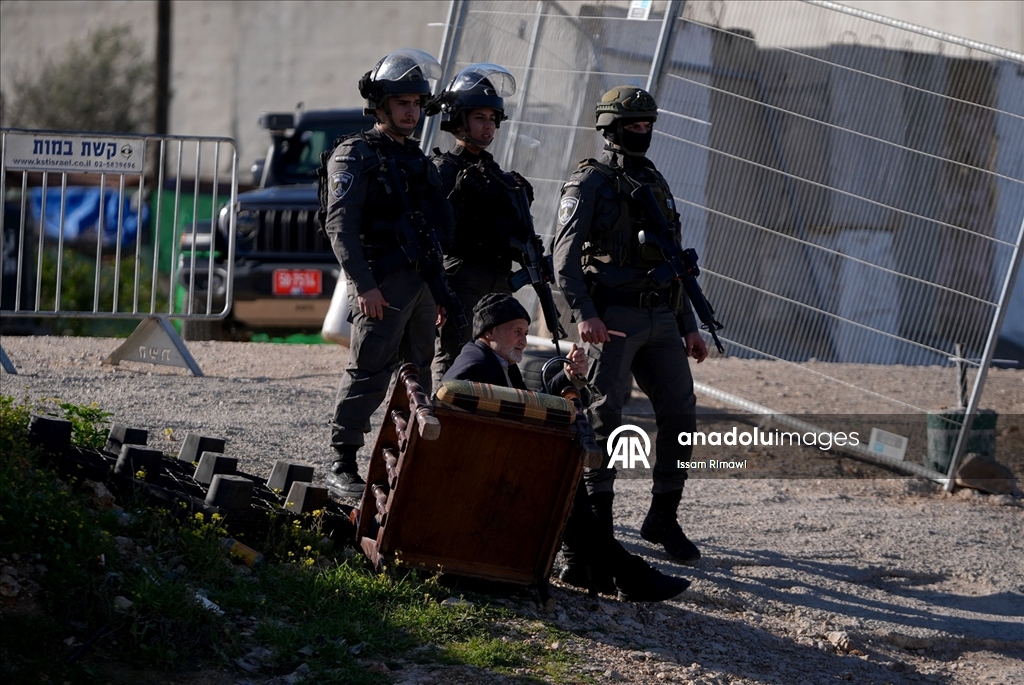İsrail, ramazanın ilk cumasında izinleri olmasına rağmen Batı Şeria'daki Filistinlilerin Kudüs'e girişini engelledi