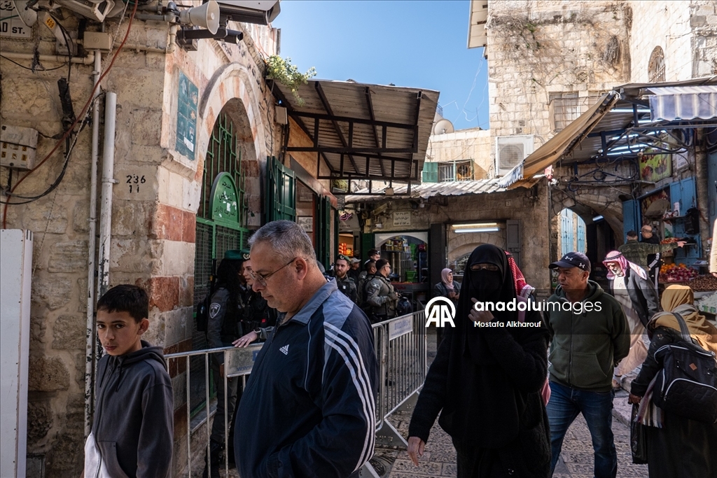 Filistinliler ramazan ayının ilk cuması için Mescid-i Aksa'ya akın etti