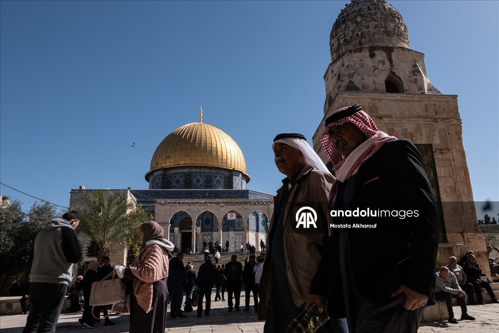 Filistinliler ramazan ayının ilk cuması için Mescid-i Aksa'ya akın etti