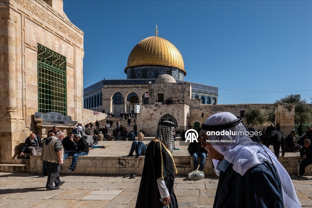 Filistinliler ramazan ayının ilk cuması için Mescid-i Aksa'ya akın etti