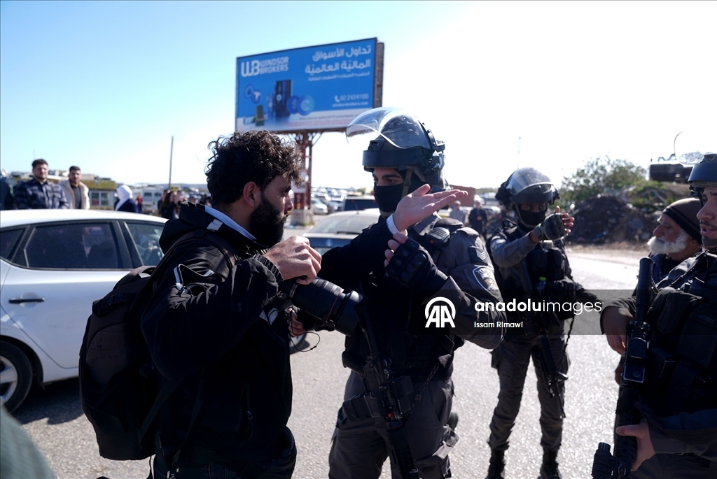 İsrail, ramazanın ilk cumasında izinleri olmasına rağmen Batı Şeria'daki Filistinlilerin Kudüs'e girişini engelledi