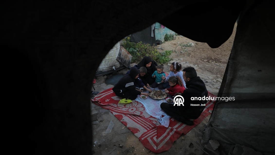 Gazzeli aile, iftarını yıkılan evinin enkazında yaptı