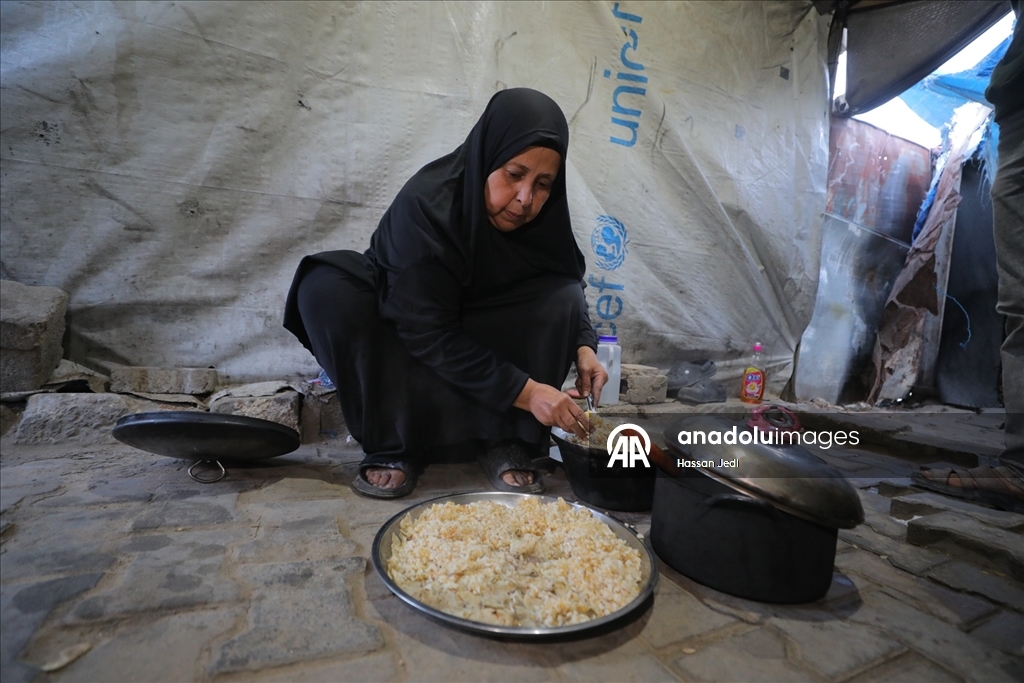 Gazzeli aile, iftarını yıkılan evinin enkazında yaptı