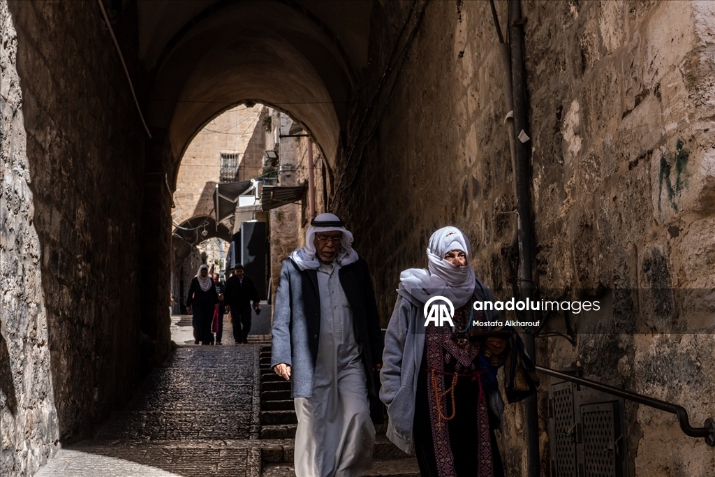 Filistinliler ramazan ayının ilk cuması için Mescid-i Aksa'ya akın etti