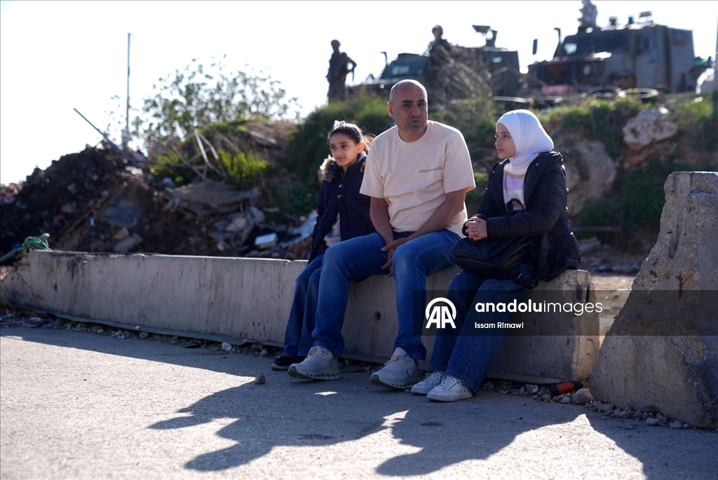 İsrail, ramazanın ilk cumasında izinleri olmasına rağmen Batı Şeria'daki Filistinlilerin Kudüs'e girişini engelledi