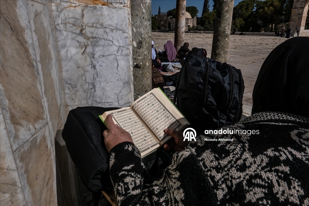 Filistinliler ramazan ayının ilk cuması için Mescid-i Aksa'ya akın etti