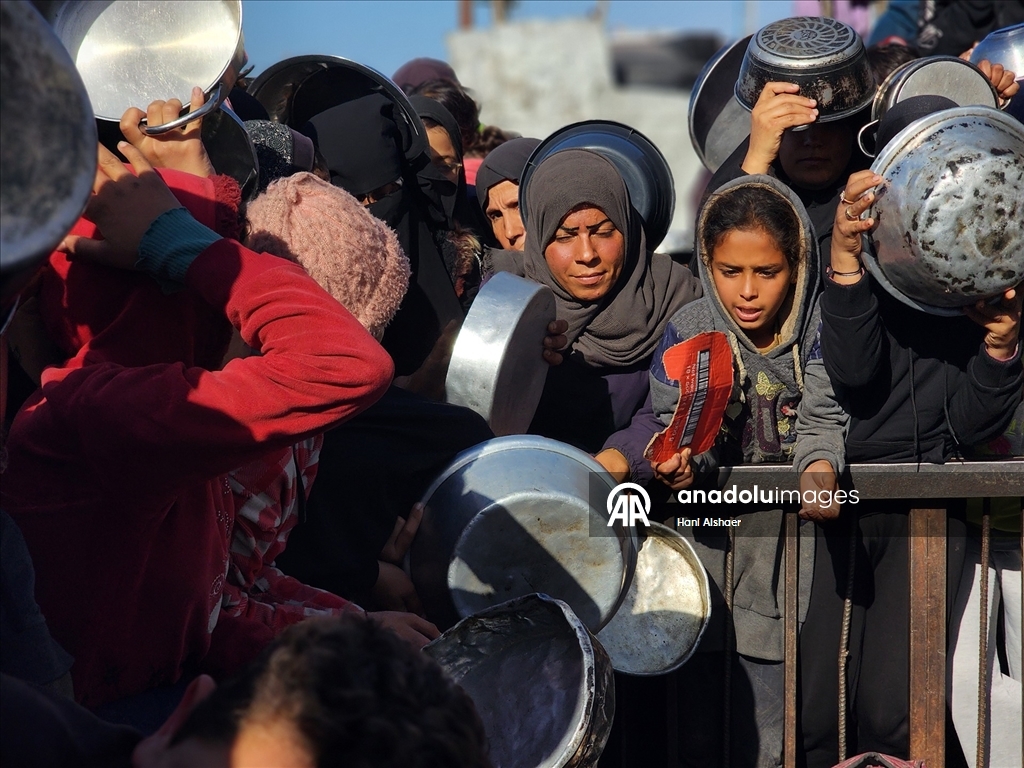 Gazze'de yerinden edilmiş Filistinlilere sıcak yemek dağıtımı yapıldı