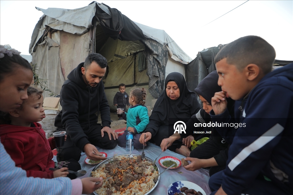 Gazzeli aile, iftarını yıkılan evinin enkazında yaptı