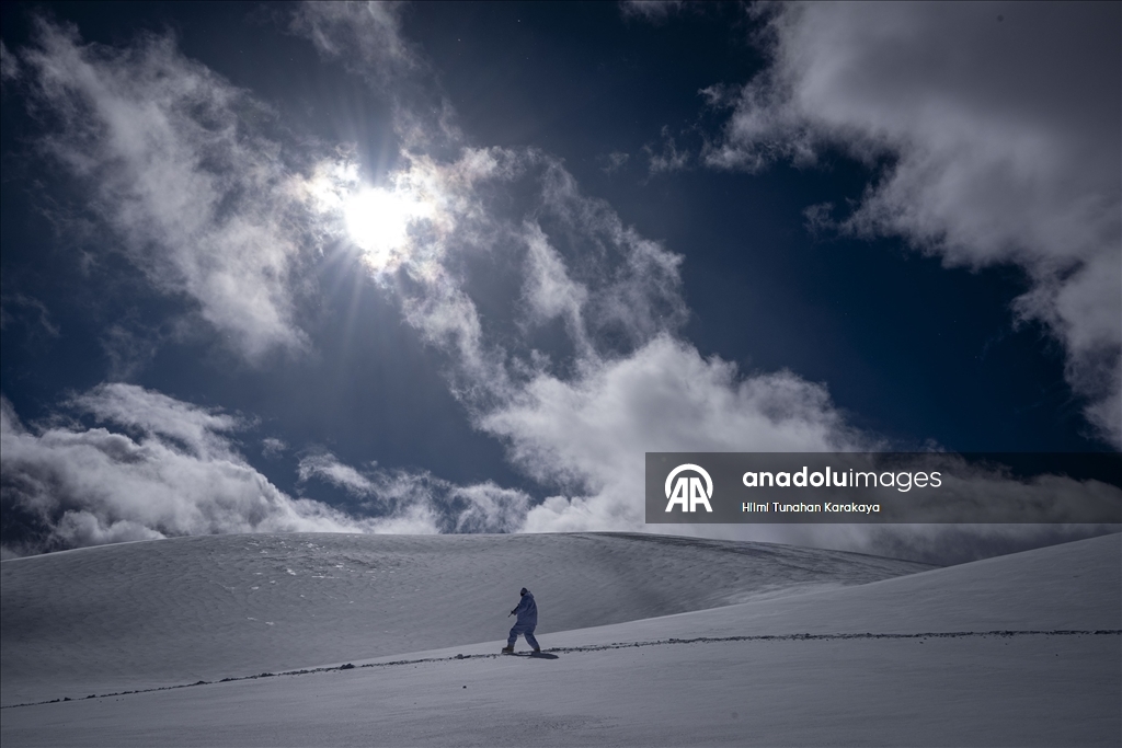 Özel harekat polisleri çetin kış şartlarında operasyon ve arama kurtarma görevlerine hazır