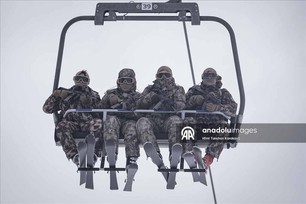 Özel harekat polisleri çetin kış şartlarında operasyon ve arama kurtarma görevlerine hazır