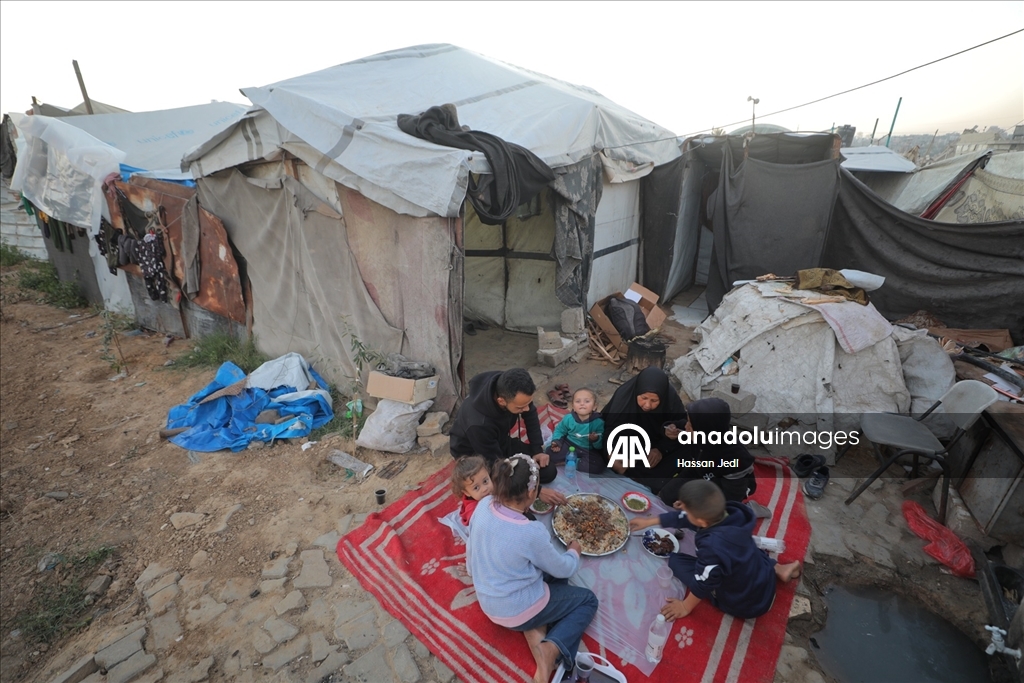 Gazzeli aile, iftarını yıkılan evinin enkazında yaptı