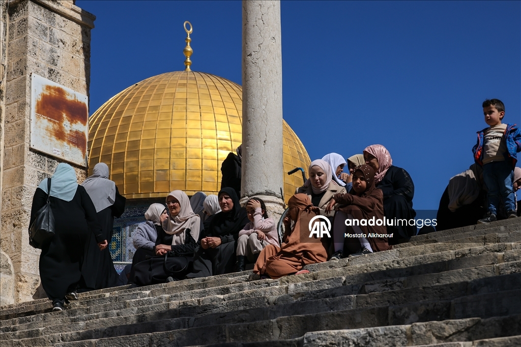 80 ألف مصلٍ يؤدون صلاة الجمعة الأولى من رمضان بالمسجد الأقصى