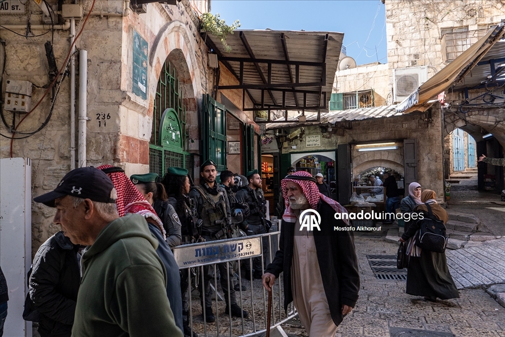 Filistinliler ramazan ayının ilk cuması için Mescid-i Aksa'ya akın etti