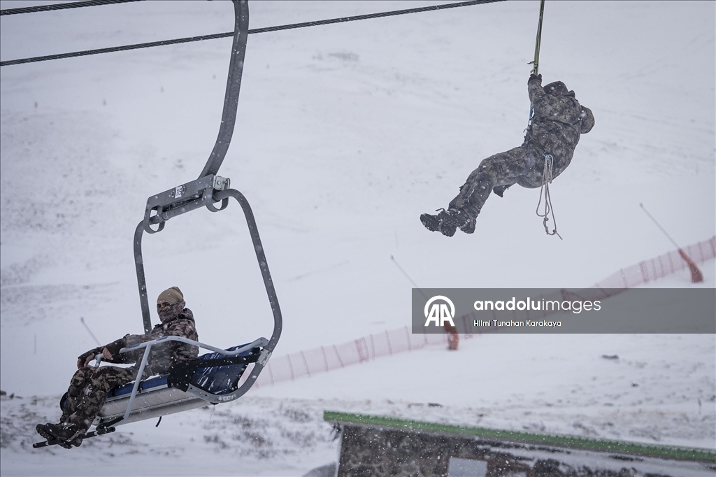 Спецназовцы готовы к операциям и спасательным миссиям в суровых зимних условиях 15