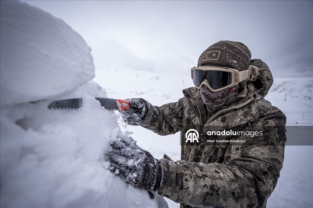 Özel harekat polisleri çetin kış şartlarında operasyon ve arama kurtarma görevlerine hazır