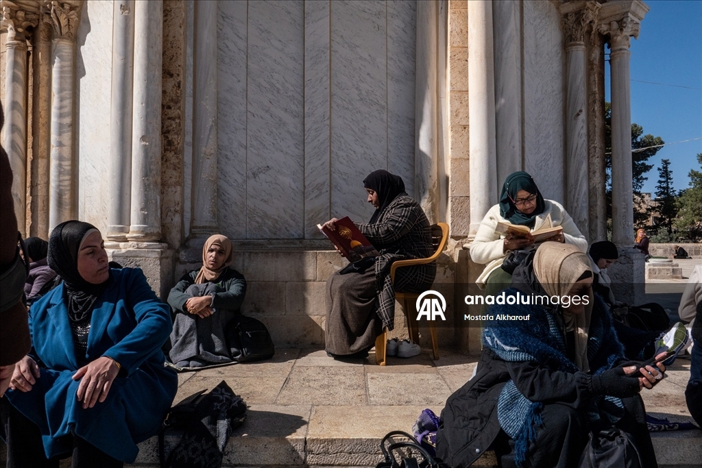 Filistinliler ramazan ayının ilk cuması için Mescid-i Aksa'ya akın etti