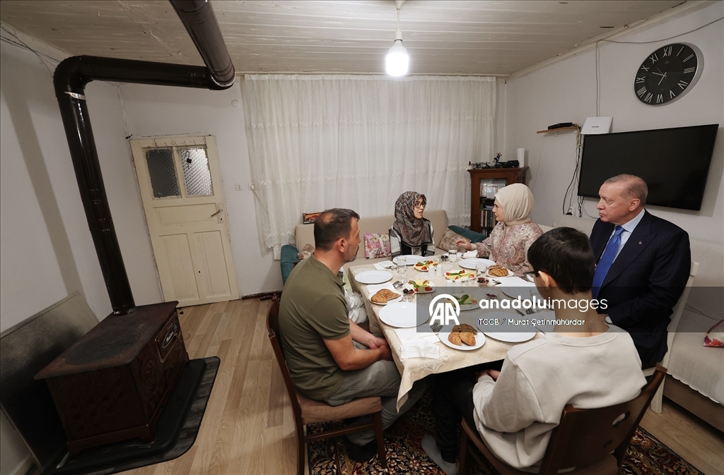 Cumhurbaşkanı Erdoğan, bir vatandaşın evinde iftar yaptı