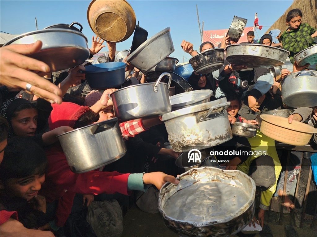 Gazze'de yerinden edilmiş Filistinlilere sıcak yemek dağıtımı yapıldı