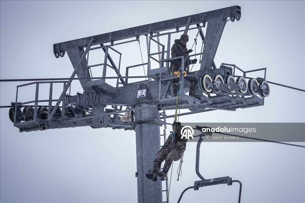 Özel harekat polisleri çetin kış şartlarında operasyon ve arama kurtarma görevlerine hazır