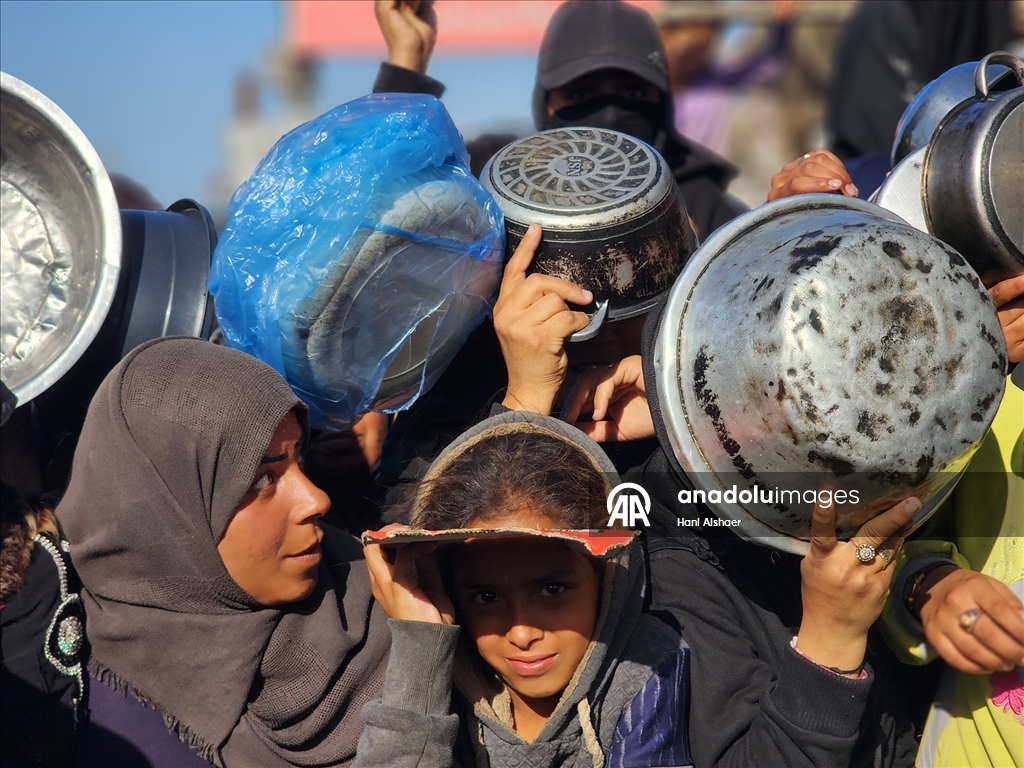 Gazze'de yerinden edilmiş Filistinlilere sıcak yemek dağıtımı yapıldı