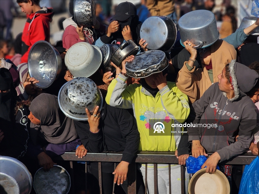 Gazze'de yerinden edilmiş Filistinlilere sıcak yemek dağıtımı yapıldı