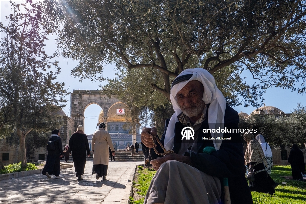 Filistinliler ramazan ayının ilk cuması için Mescid-i Aksa'ya akın etti