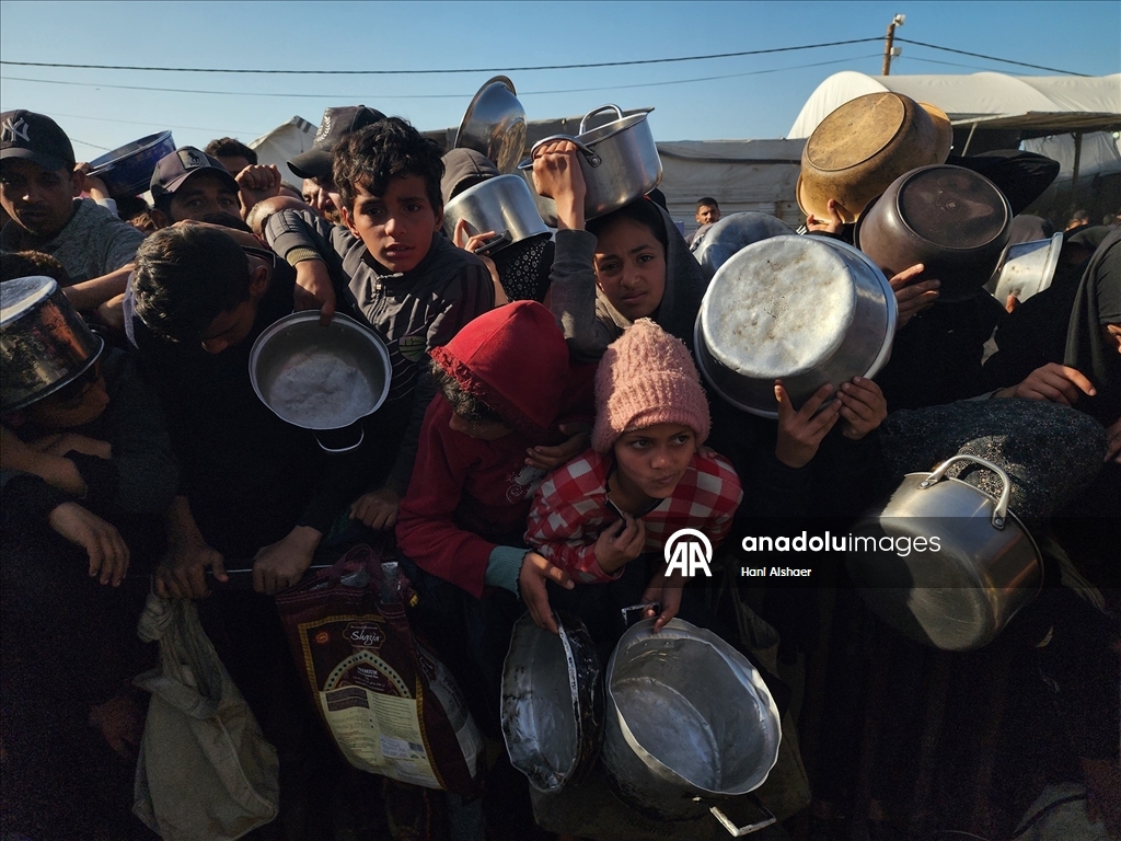 Gazze'de yerinden edilmiş Filistinlilere sıcak yemek dağıtımı yapıldı