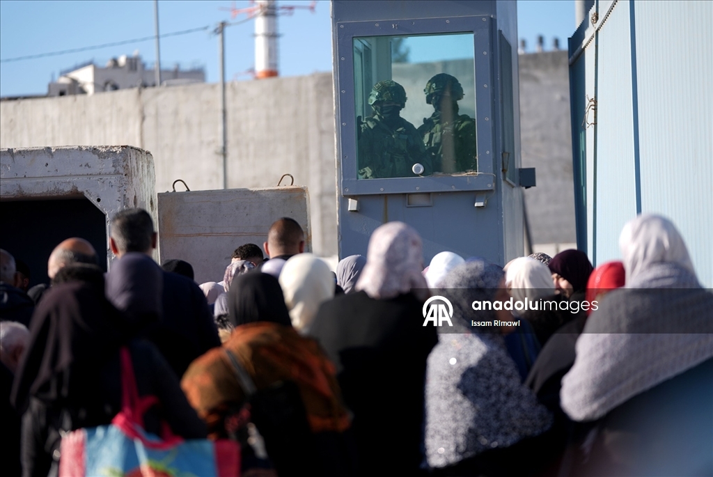 İsrail, ramazanın ilk cumasında izinleri olmasına rağmen Batı Şeria'daki Filistinlilerin Kudüs'e girişini engelledi