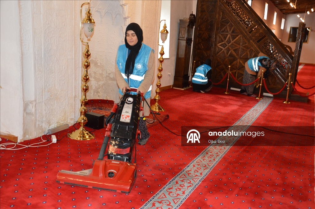 794-летняя мечеть Сиврихисар Улу в Эскишехире подготовлена к Рамазану