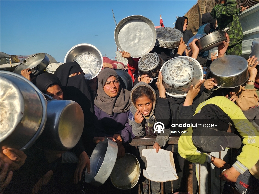 Gazze'de yerinden edilmiş Filistinlilere sıcak yemek dağıtımı yapıldı
