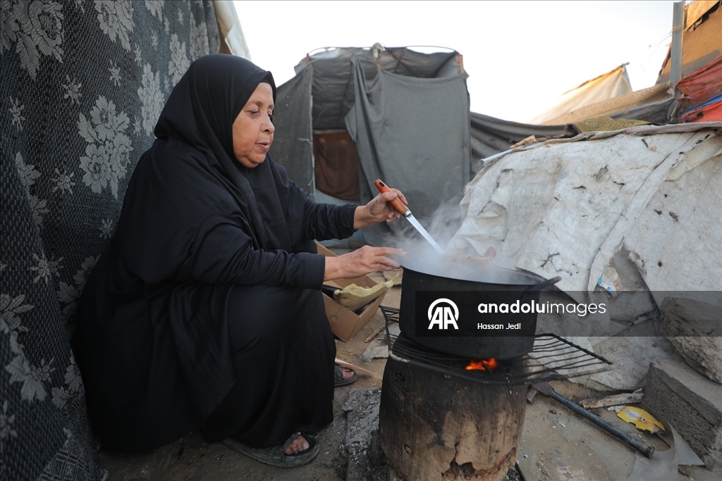 Gazzeli aile, iftarını yıkılan evinin enkazında yaptı