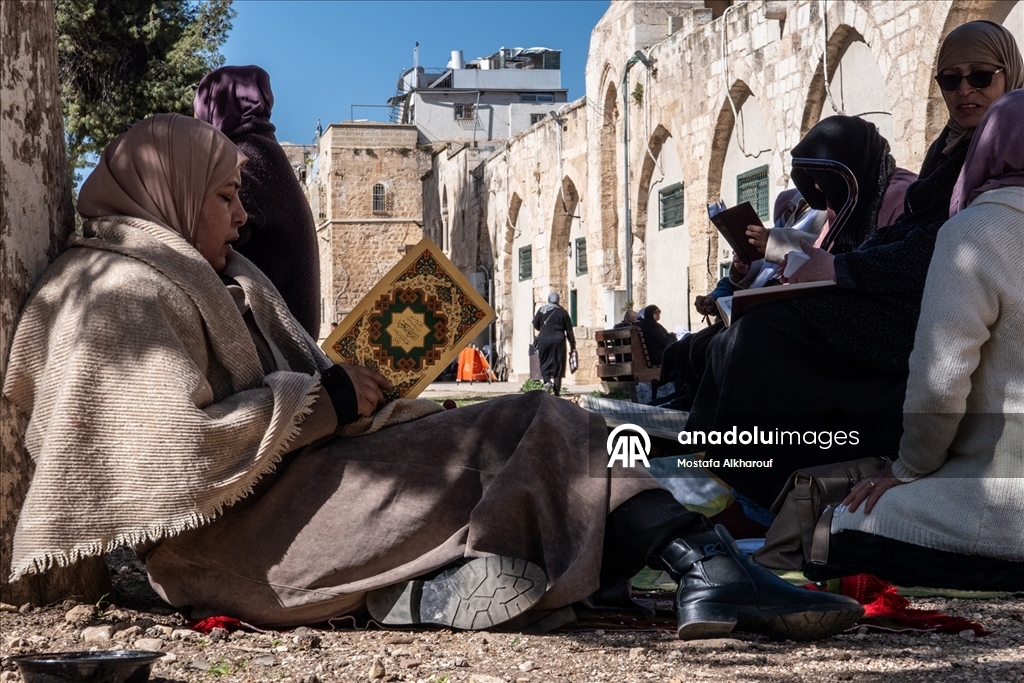 Filistinliler ramazan ayının ilk cuması için Mescid-i Aksa'ya akın etti