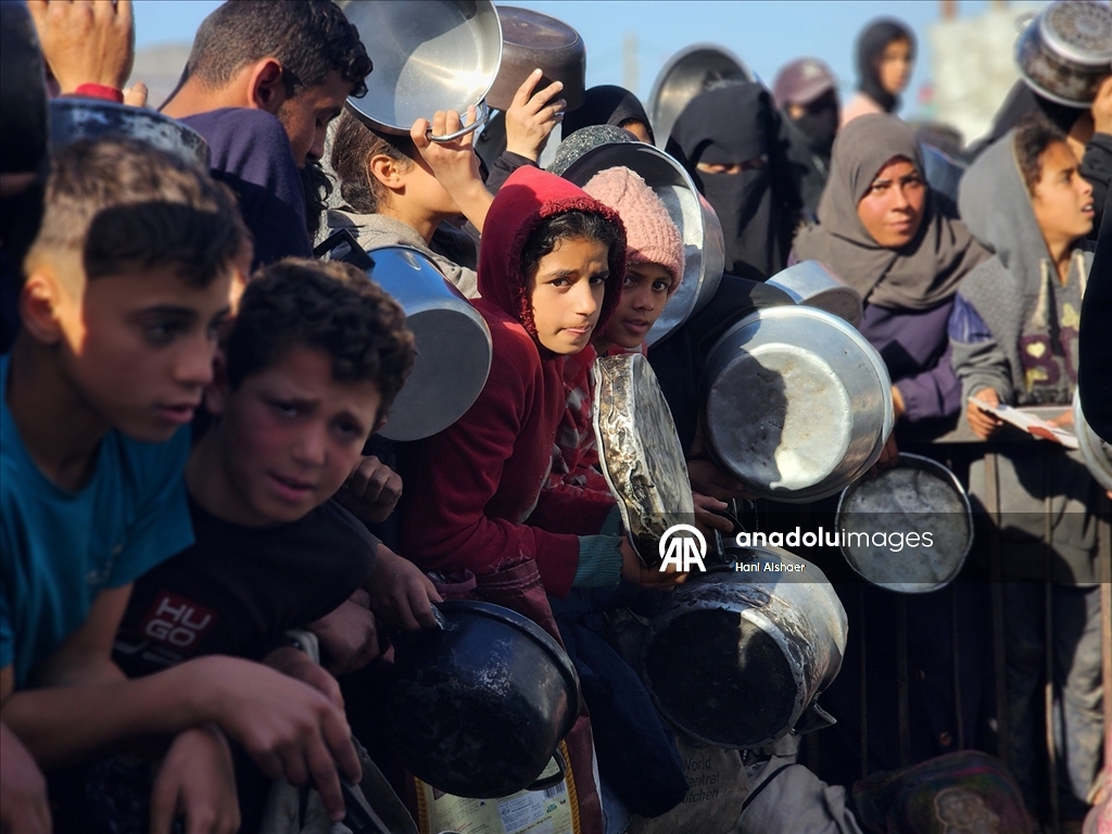 Gazze'de yerinden edilmiş Filistinlilere sıcak yemek dağıtımı yapıldı