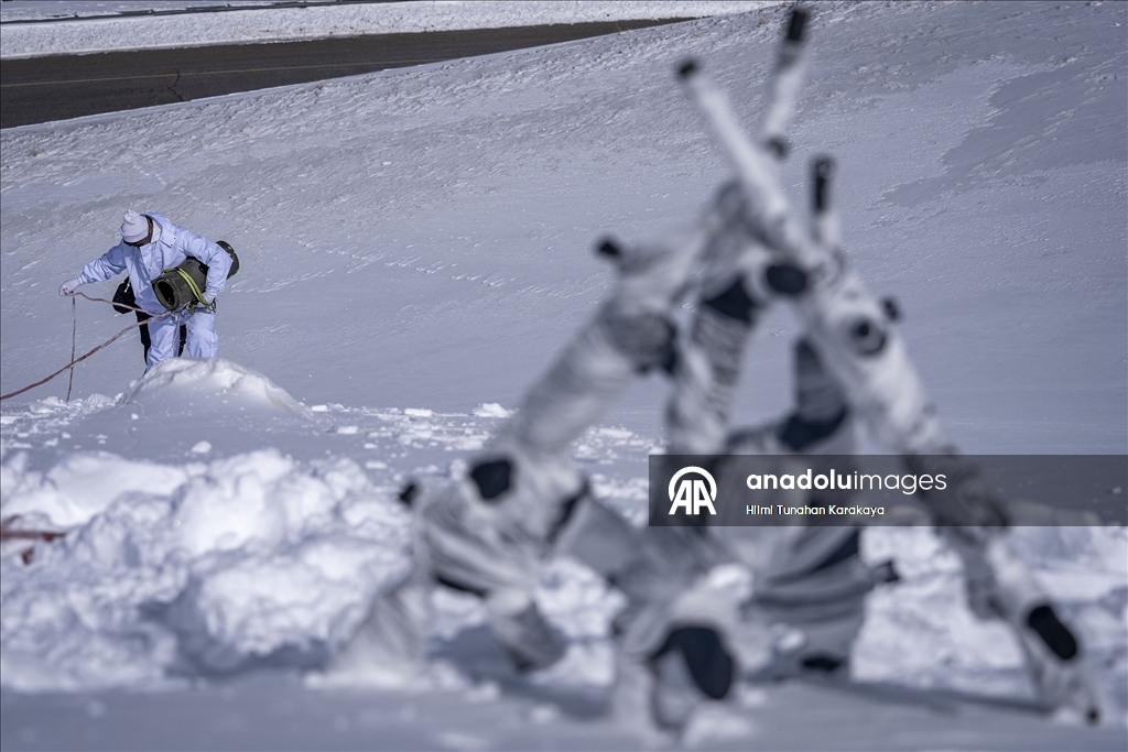 Özel harekat polisleri çetin kış şartlarında operasyon ve arama kurtarma görevlerine hazır