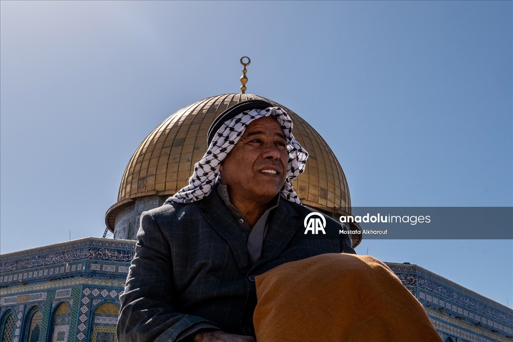 Filistinliler ramazan ayının ilk cuması için Mescid-i Aksa'ya akın etti
