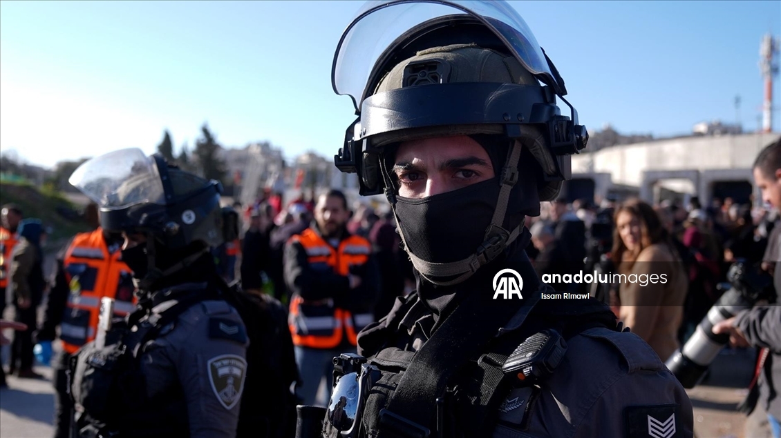 İsrail, ramazanın ilk cumasında izinleri olmasına rağmen Batı Şeria'daki Filistinlilerin Kudüs'e girişini engelledi