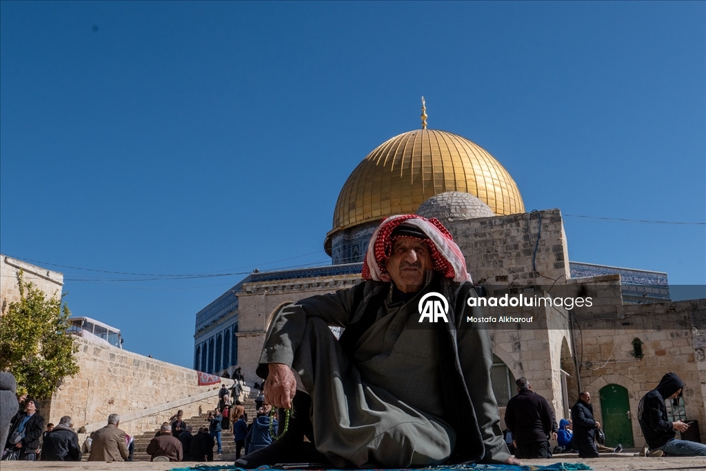 Filistinliler ramazan ayının ilk cuması için Mescid-i Aksa'ya akın etti