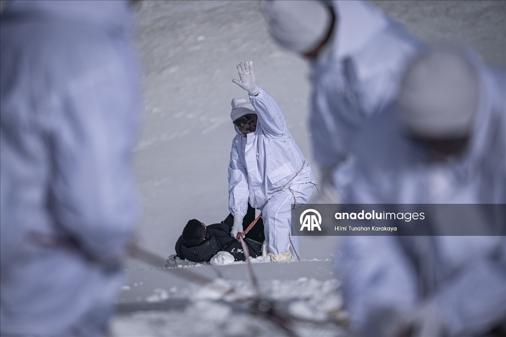 Özel harekat polisleri çetin kış şartlarında operasyon ve arama kurtarma görevlerine hazır