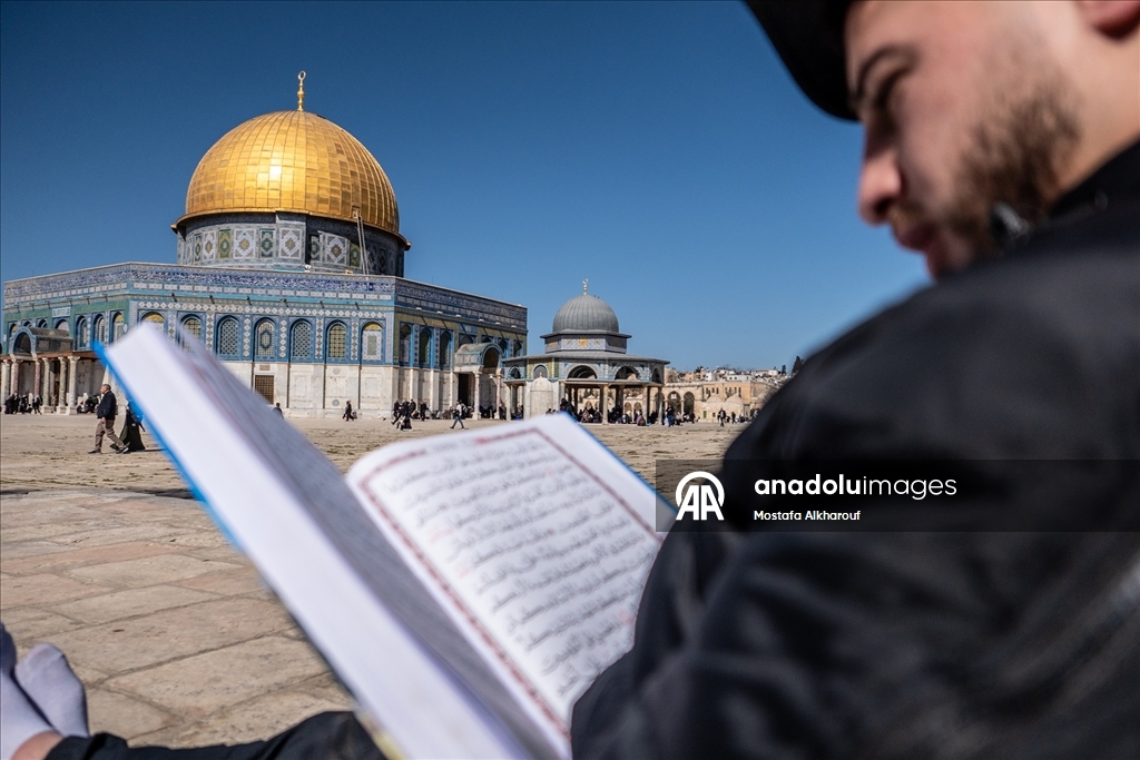 Filistinliler ramazan ayının ilk cuması için Mescid-i Aksa'ya akın etti