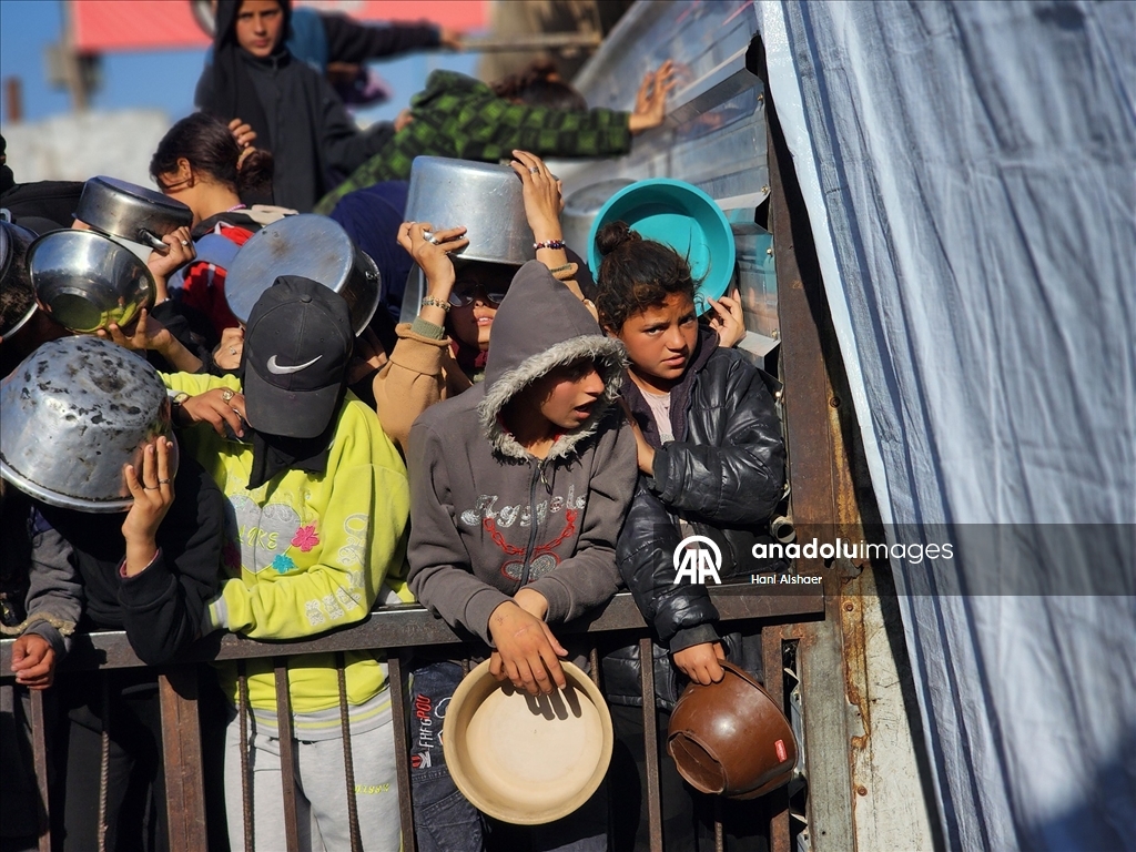 Gazze'de yerinden edilmiş Filistinlilere sıcak yemek dağıtımı yapıldı