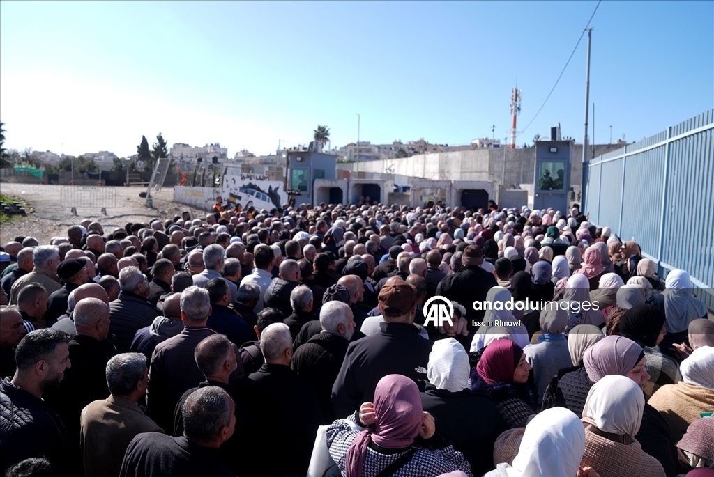 İsrail, ramazanın ilk cumasında izinleri olmasına rağmen Batı Şeria'daki Filistinlilerin Kudüs'e girişini engelledi