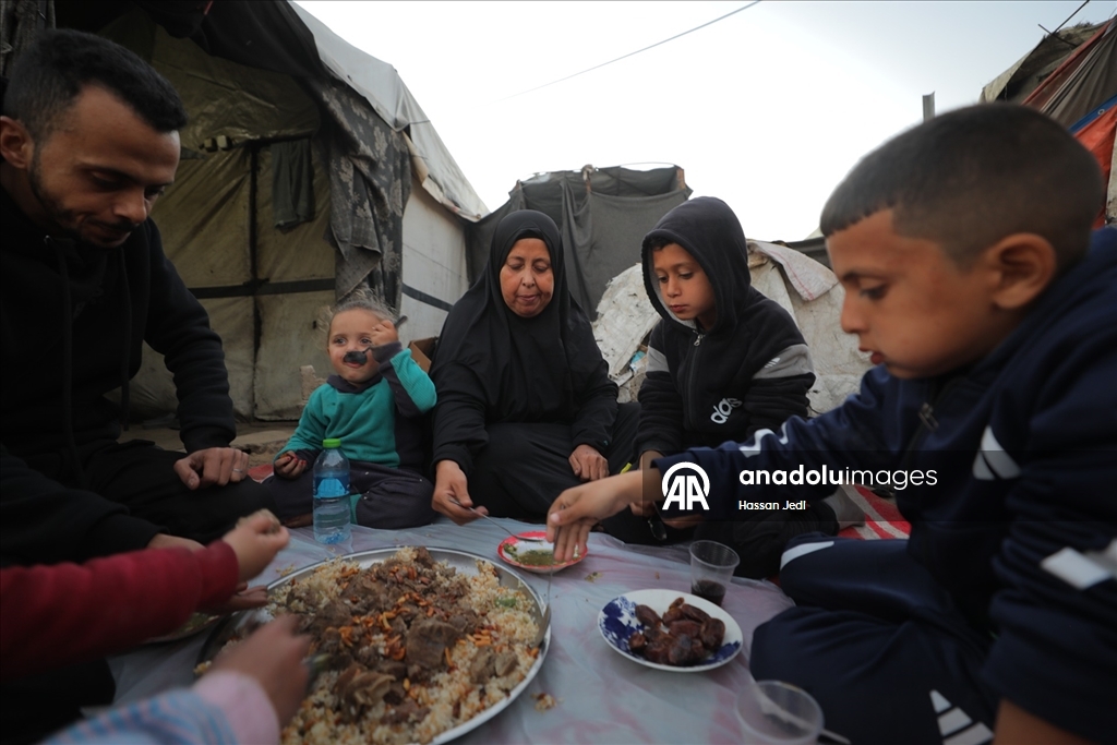 Gazzeli aile, iftarını yıkılan evinin enkazında yaptı