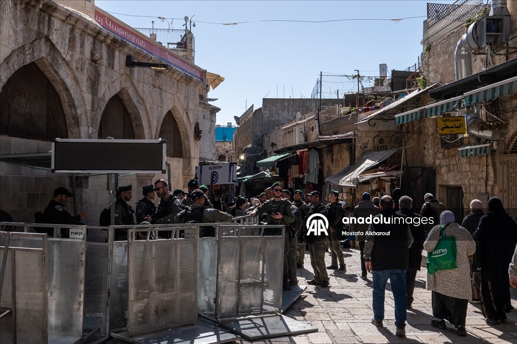 Filistinliler ramazan ayının ilk cuması için Mescid-i Aksa'ya akın etti