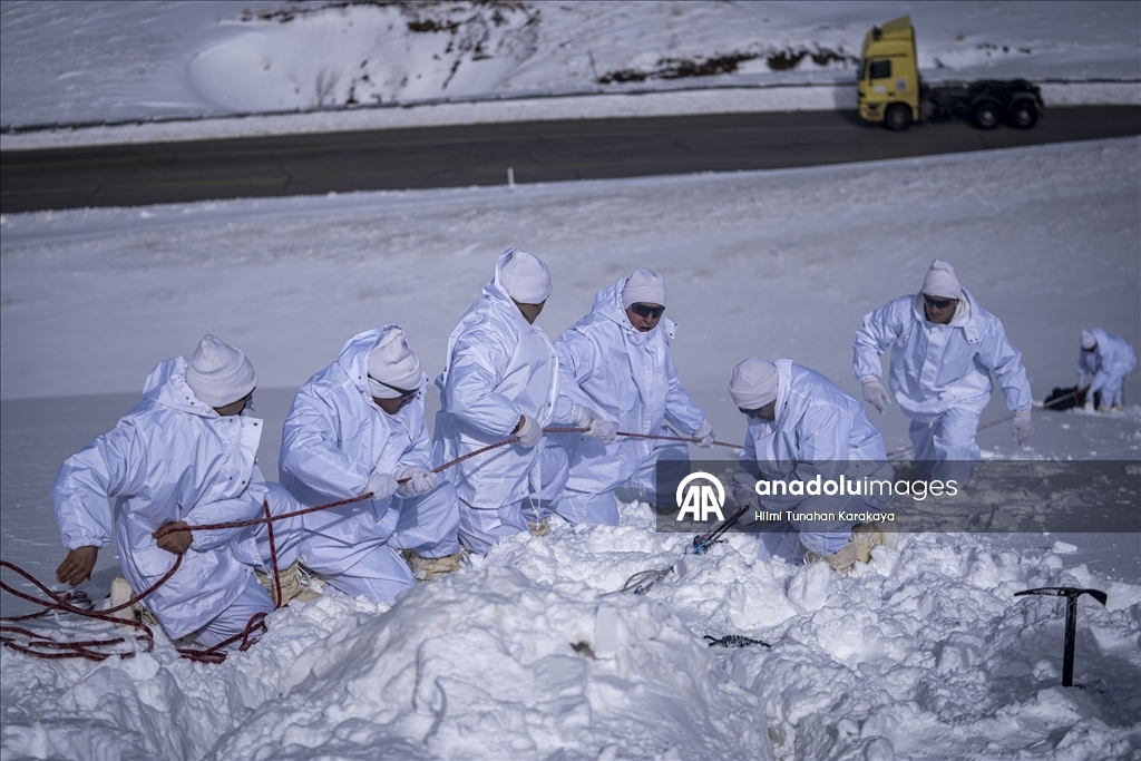 Özel harekat polisleri çetin kış şartlarında operasyon ve arama kurtarma görevlerine hazır