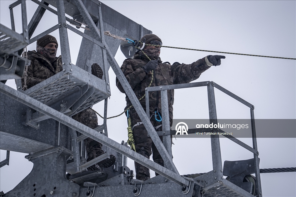Özel harekat polisleri çetin kış şartlarında operasyon ve arama kurtarma görevlerine hazır